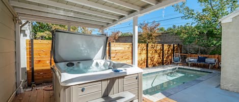 Outdoor spa tub