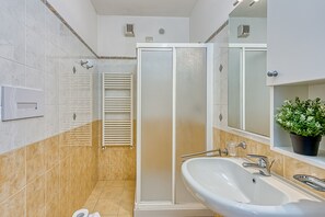 Badezimmer mit Dusche