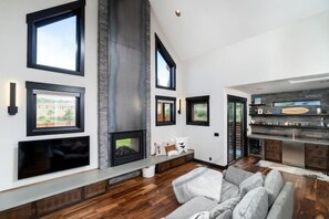 Living room & bar area 