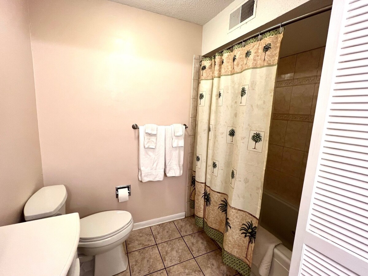 Top Floor Private Villa Close to Everything Amenity Cards Available