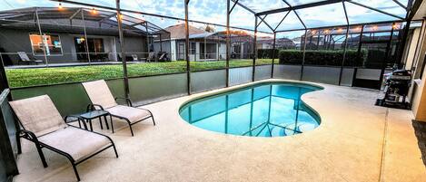 Private pool with sunlounges and Grill for  an awesome family-time.