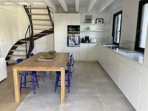 Cuisine généreuse pour les amateurs sans oublier une large table pour recevoir!