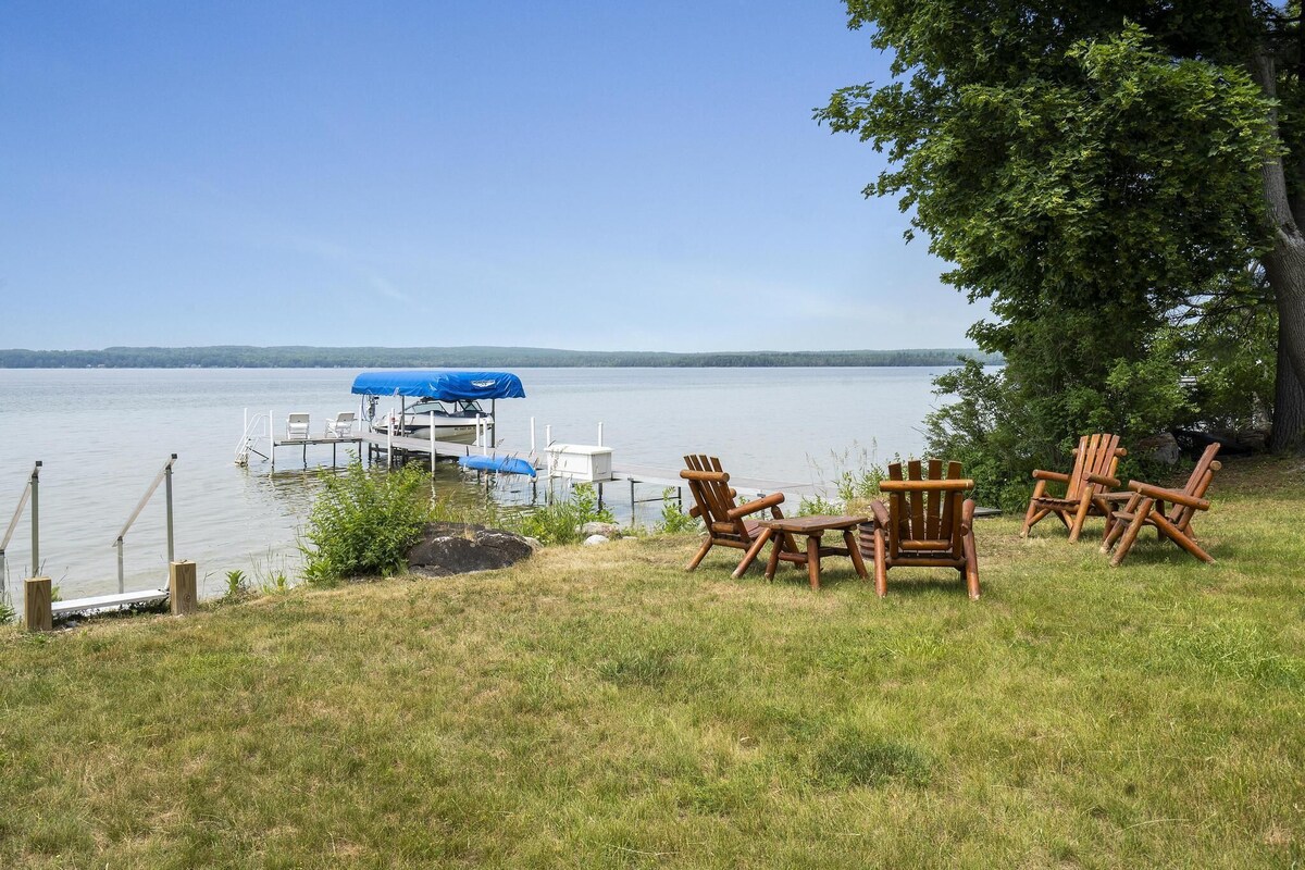 *NEW* Charming Burt Lake Cottage