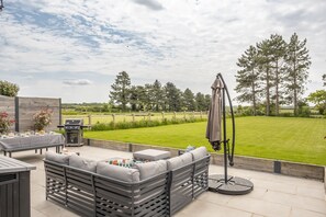 Fitters Barn, Warham: Fabulous garden with great dining options for guests