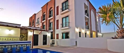 This recently constructed condo is the ideal stay for friends & couples in La Paz!