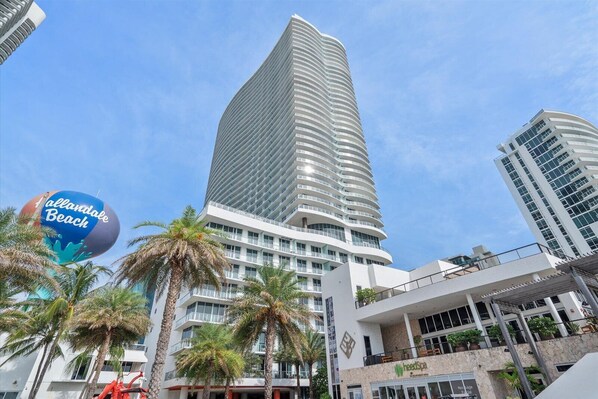 Ocean View 2 bed 16th floor on the beach (5924)