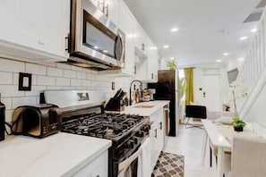 Fully stocked kitchen with dining table. (1)