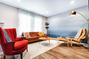 Cozy living room with vintage style, ombre wall & warm, adjustable lighting.