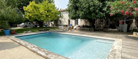 Piscine sécurisée 10x4 m
et jardin