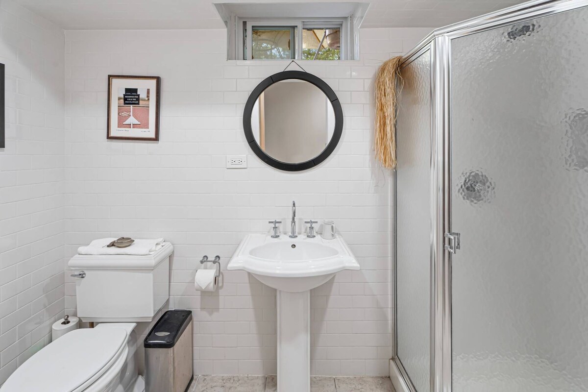 Cozy renovated cottage home in Sag Village with gourmet kitchen and water views