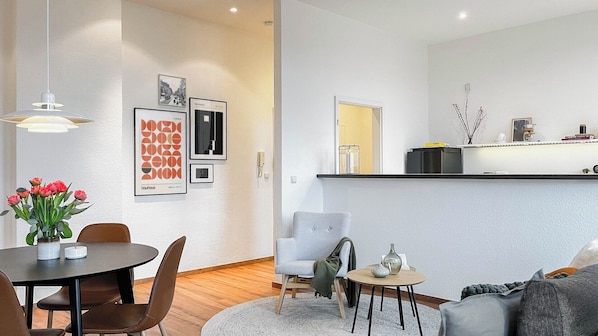 Blick vom Wohnzimmer in den Flur und in die Küche