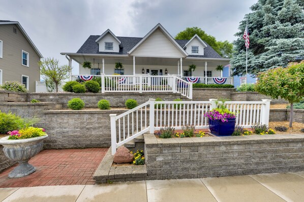 Waverly Vacation Rental | 4BR | 3BA | 4,000 Sq Ft | Stairs Required