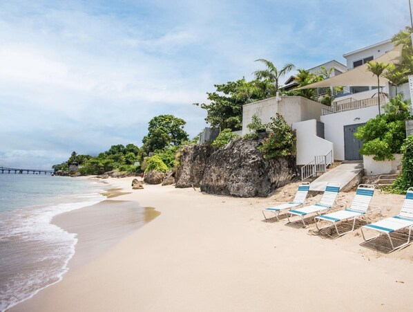 4 Bedroom Beachfront Property with private pool (1949)