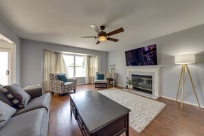 Living Room | 1st Floor | Smart TV w/ Cable | Fireplace | Central A/C