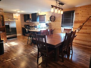 Full kitchen and dinning area 