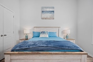 Primary Bedroom - Queen Bed