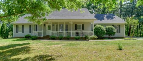 Bowling Green Vacation Rental | 3BR | 2.5BA | 2 Exterior Steps Required