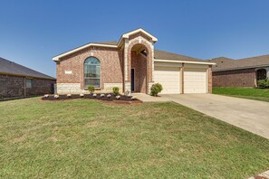 House Exterior | Parking | Garage (1 Vehicle) | Driveway (2 Vehicles)