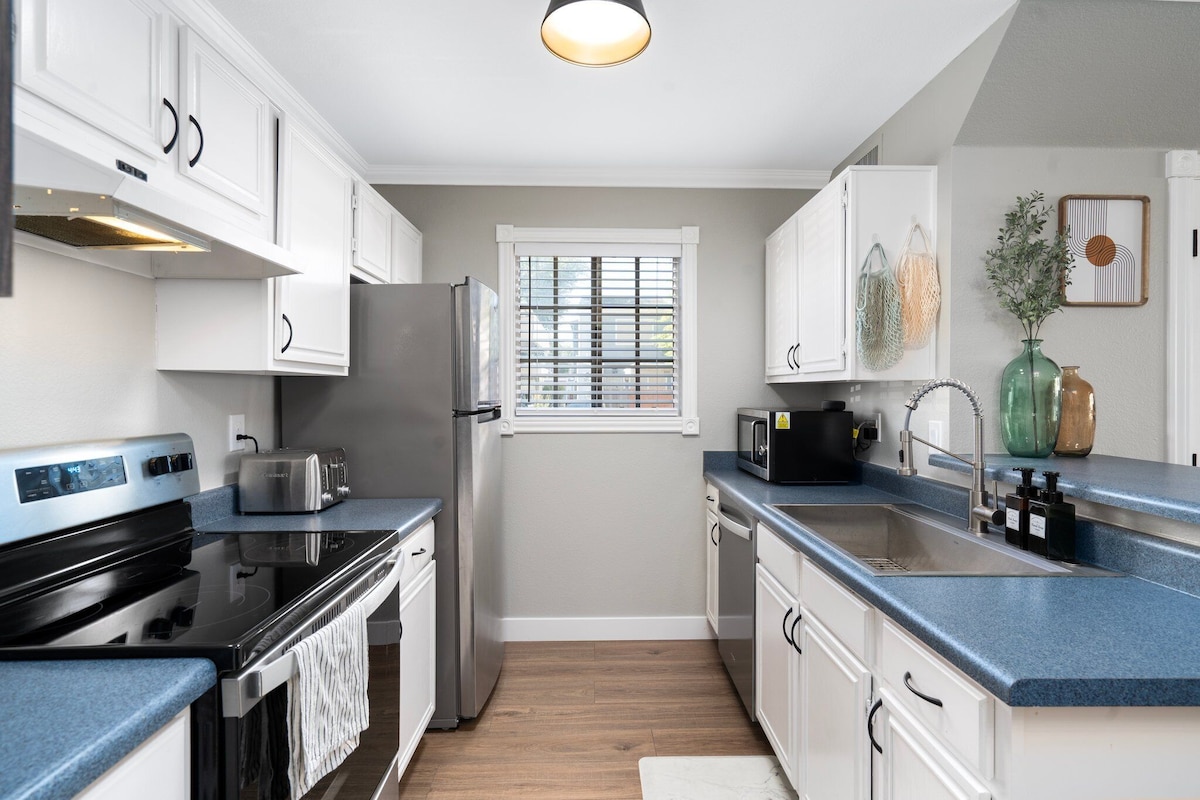 Fun, cozy townhouse in central Mesa. Stocked kitchen, games, community pool/spa