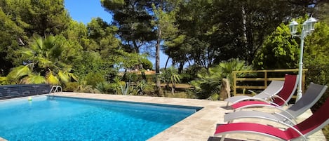 La piscine partagée avec un autre gîte
