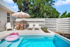 Dolly Cottage - Plunge pool with chaise lounges and outdoor seating