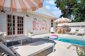 Dolly Cottage - Plunge pool with chaise lounges and outdoor seating