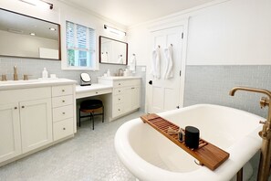 Love  a good soak after a fun day?? This beautiful soaking tub will relax and wash away the day.