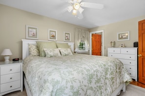 Spacious Primary bedroom - 40 Willow Street West Harwich - Waves on Willow - NEVR
