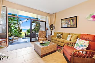 Exquisite oceanfront condo with beach access