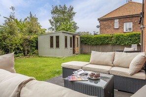 Sherborne House, Wells-next-the-Sea: Enclosed garden with outdoor seating