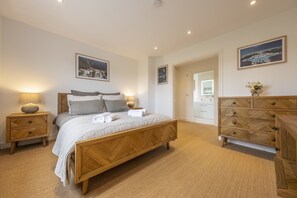 Sherborne House, Wells-next-the-Sea: Master bedroom with 5' king-size bed
