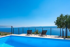 4-bedroom villa with heated pool and panoramic sea views
