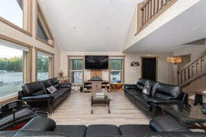 Sunny Peaks Cabin Rental (1800)