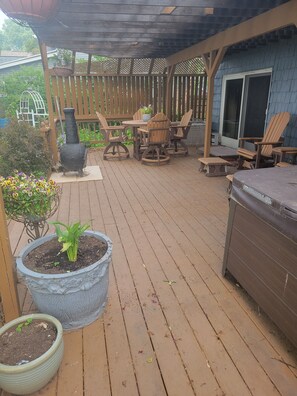 Lower deck w/hot tub