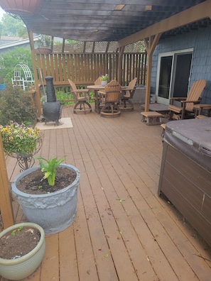 Lower deck w/hot tub