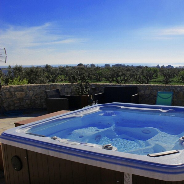 Outdoor spa tub