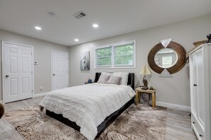 Studio | Queen Bed | Linens Provided