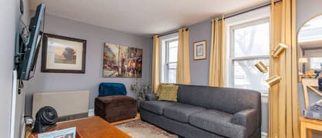 This unit, located a short walk from the heart of Burlington, has everything you could need to enjoy your time in comfort