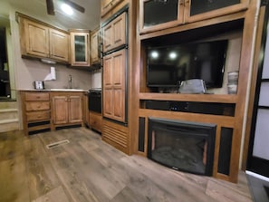 Full Kitchen/Fireplace/Entertainment Center