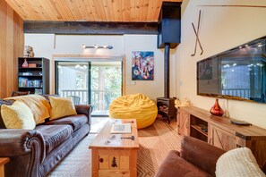 Living Room | Smart TV | Fireplace