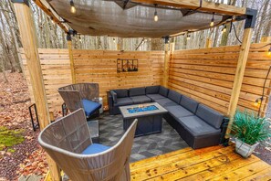 Outdoor lounge area with fire pit