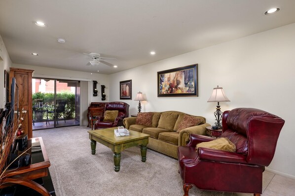 Livingroom has plenty of seating