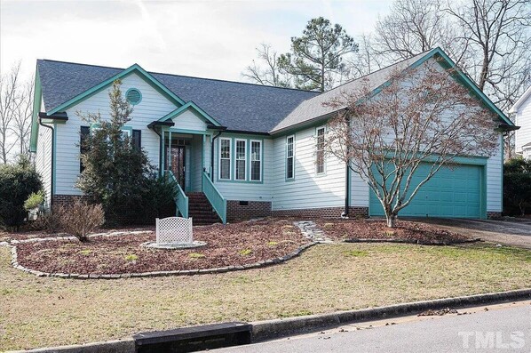 Welcome to our beautiful Little Green House in Suburbia.