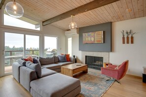 Living Room | Free WiFi | Central A/C