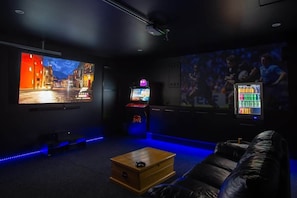 Man cave with 87" HDTV, Netflix, Amazon Prime, Disney+, X Box Series X, 2 player Arcade machine with 10,000 games. Complimentary drinks. Laundry area.

带有87寸高清电视、Netflix、亚马逊Prime、迪士尼+、Xbox Series X的男性专属空间，还配备双人版街机，内置1万款游戏。免费饮品供应。同时设有洗衣区域。