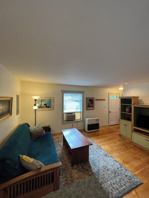 Cozy 2 BR Close to Downtown