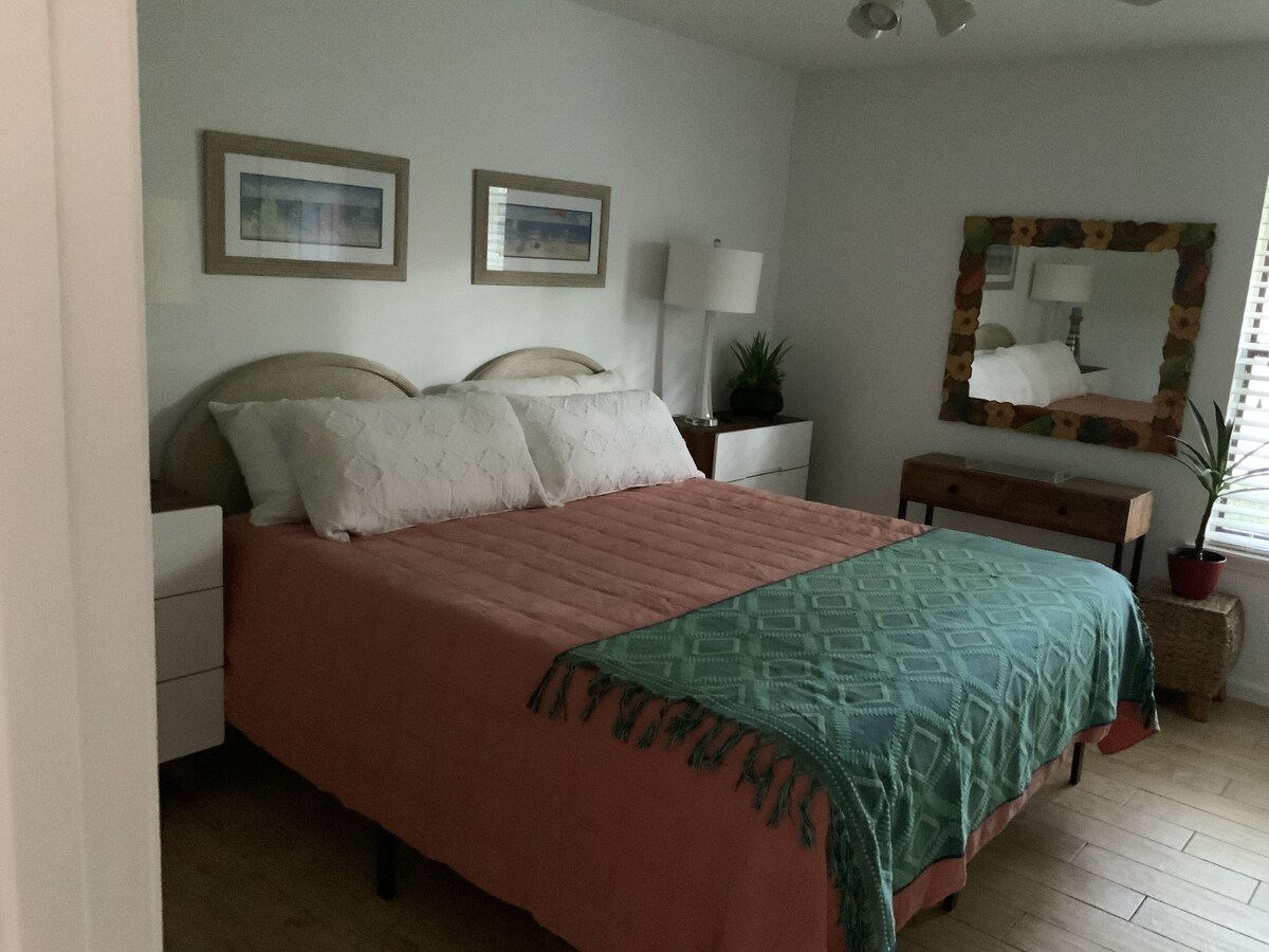 4 Bedrooms, 3 Baths, Sleeps 10 and only 5 minutes from the Beach and the Pier.