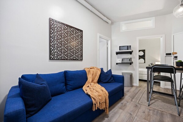 Living/kitchen space with AC and Smart TV with Netflix.