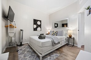 Good size master bedroom with en-suite bathroom and TV.