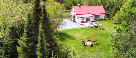 Villa au toit rouge - chalet locatif, 15 minutes du Massif du Sud, Québec